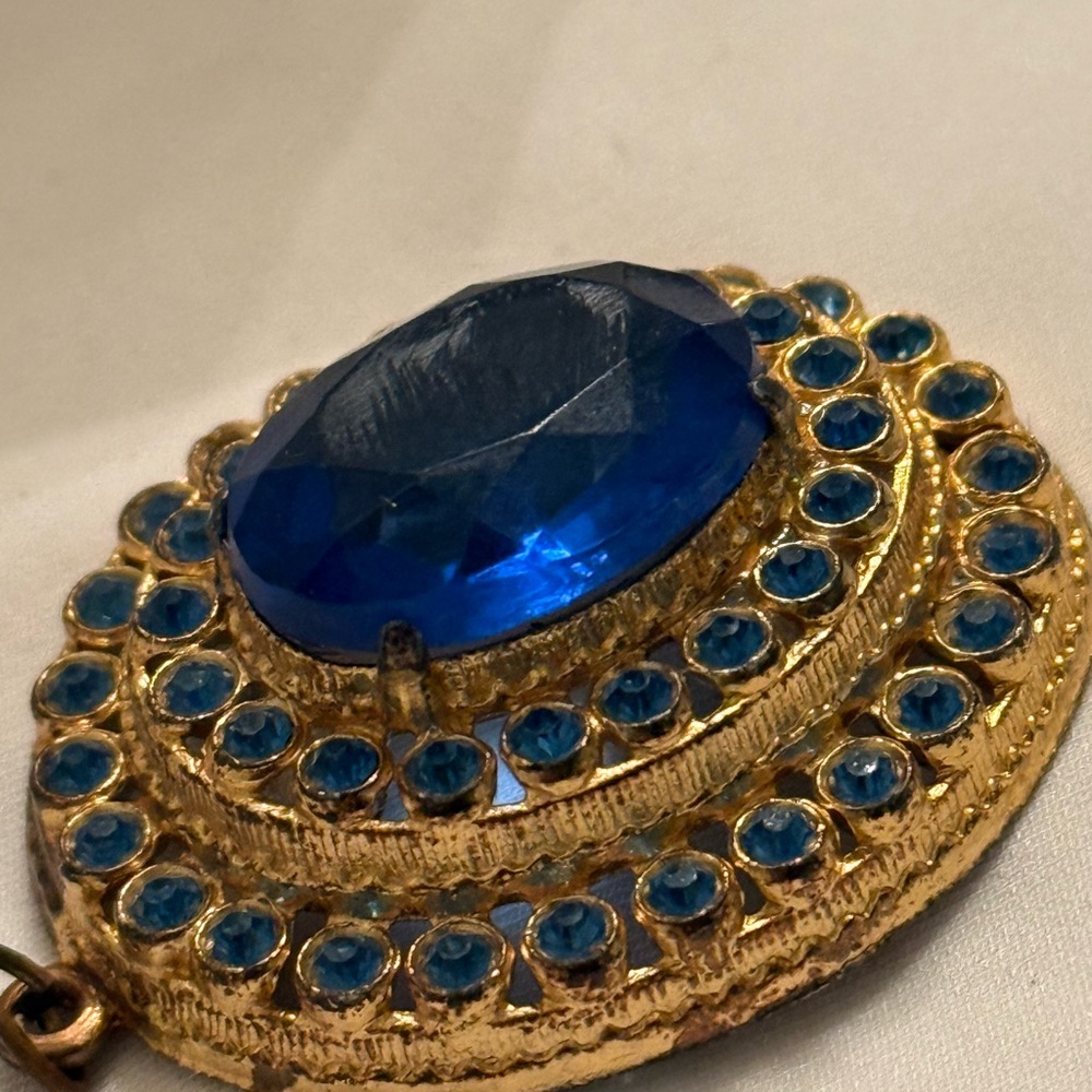 Vintage pendant with blue stones